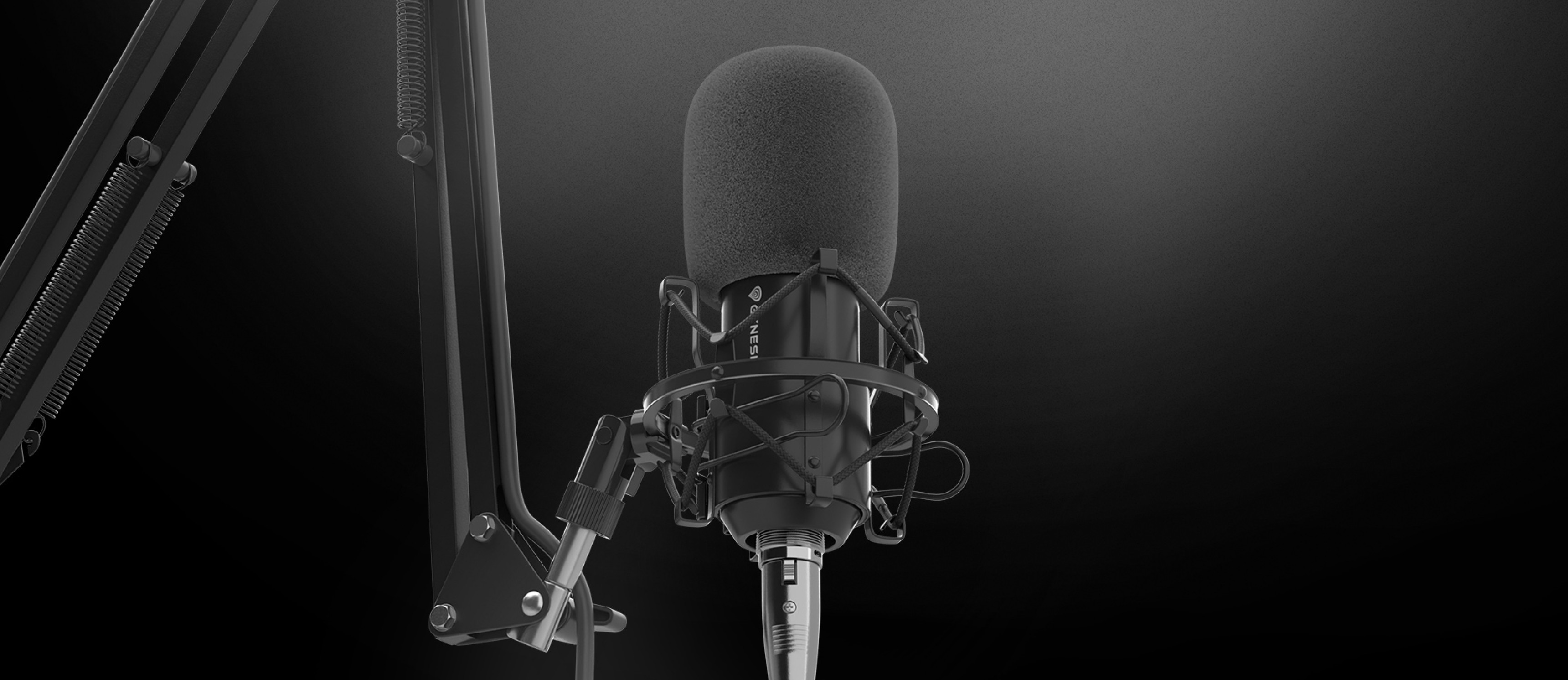 Profesionálny mikrofón Genesis Radium 300 namontovaný na nastaviteľnom ramene, vybavený pop filtrom na redukciu šumu